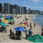 Praias de Fortaleza: boletim da Semace aponta trechos próprios para banho após aparecimento de manchas de óleo