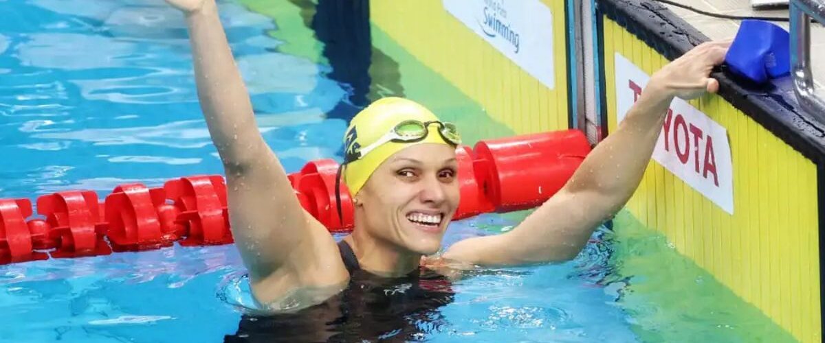 Natação: Carol Santiago conquista tricampeonato mundial nos 100m costas em Singapura