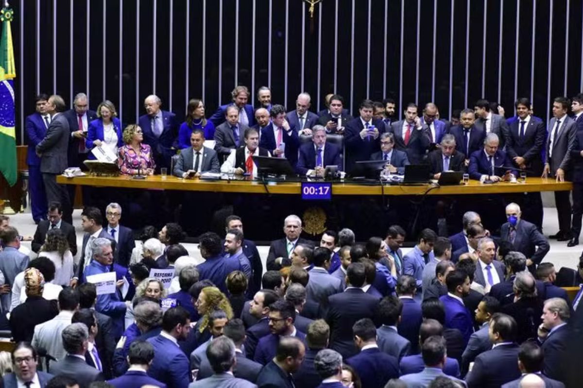 Política: PEC da Blindagem provoca crise interna em MDB e PSB