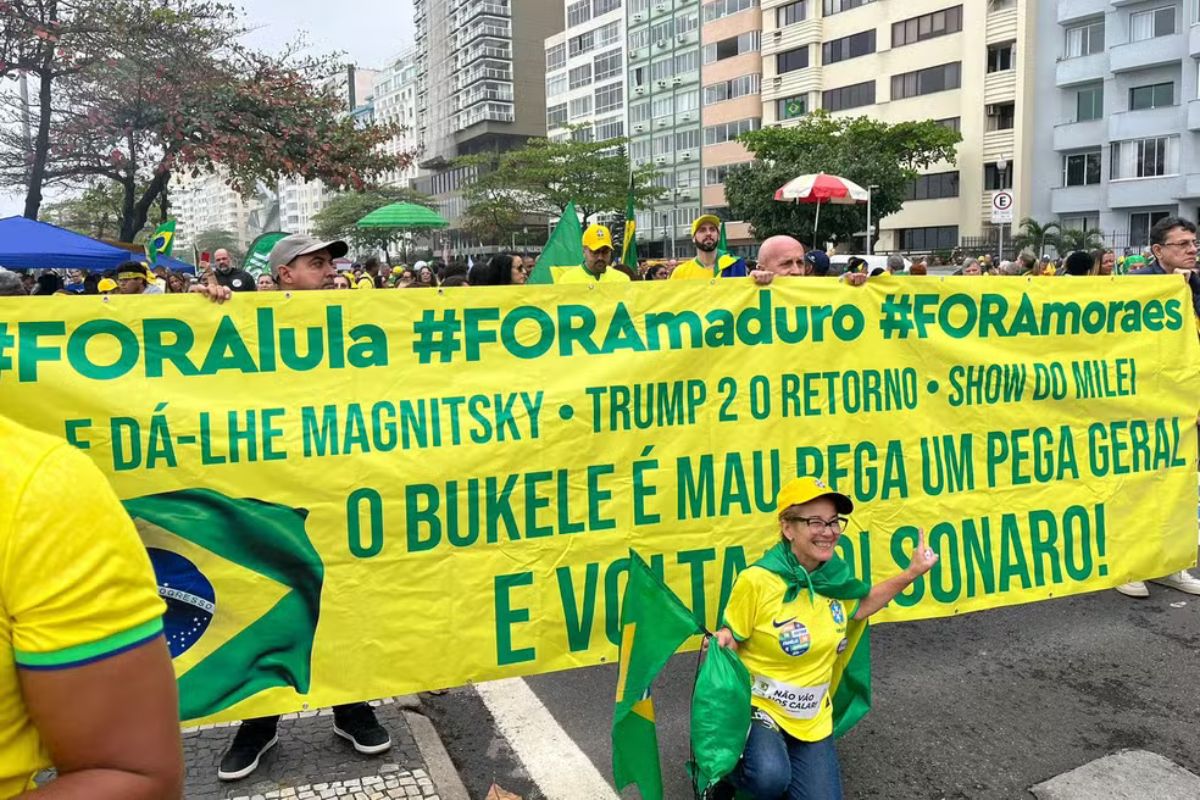 Política: Apoiadores de Bolsonaro realizam protesto em Copacabana e pedem anistia para condenados do 8 de janeiro