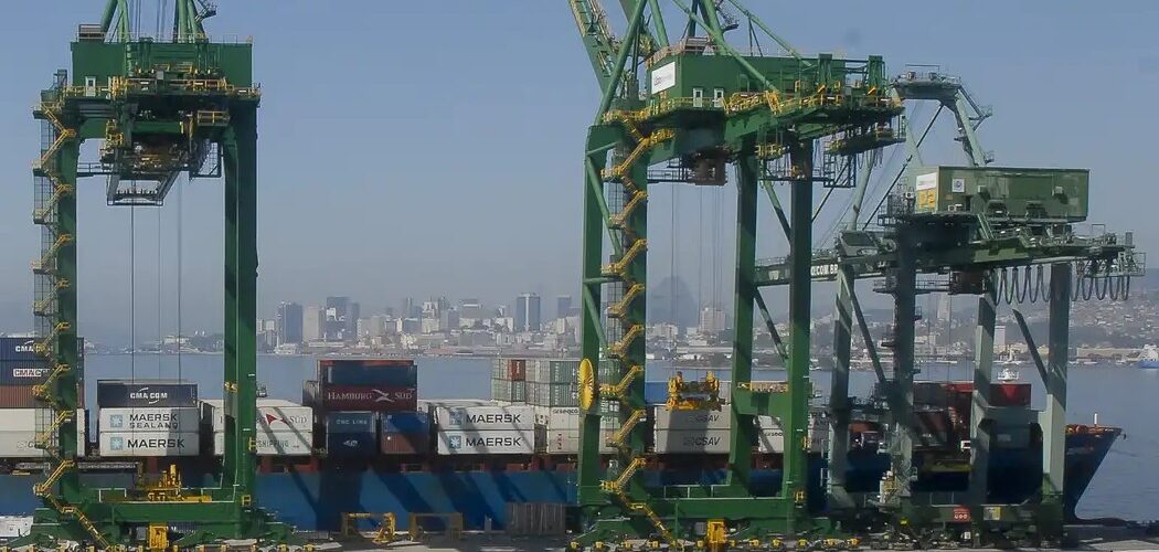 Tarifaço de Trump completa 1 mês: Brasil reage com defesa da soberania e medidas de apoio às empresas