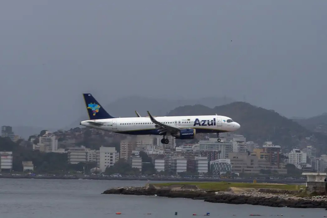 Incidente: Aeroporto Santos Dumont é reaberto após vazamento de óleo e terá funcionamento estendido nesta terça