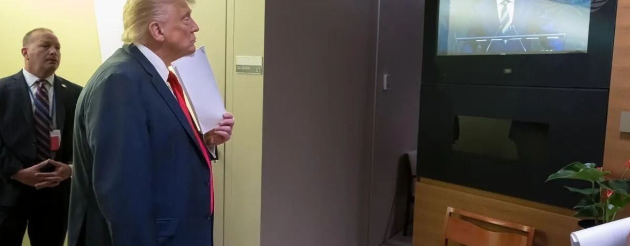 Donald Trump assiste Lula discursar na abertura da Assembleia Geral da ONU em Nova York nos Estados Unidos • Reprodução/Organização das Nações Unidas