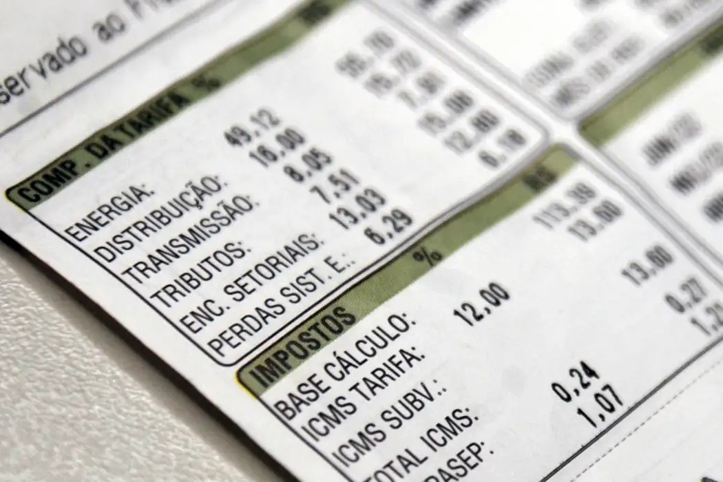 Economia: Aneel reduz bandeira tarifária para vermelha patamar 1 em outubro