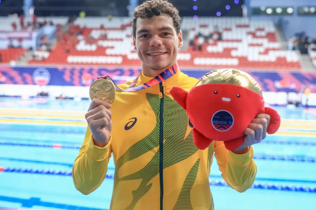 Natação: Gabriel Bandeira bate recorde mundial e Carol Santiago conquista terceiro ouro no Mundial de Natação Paralímpica em Singapura