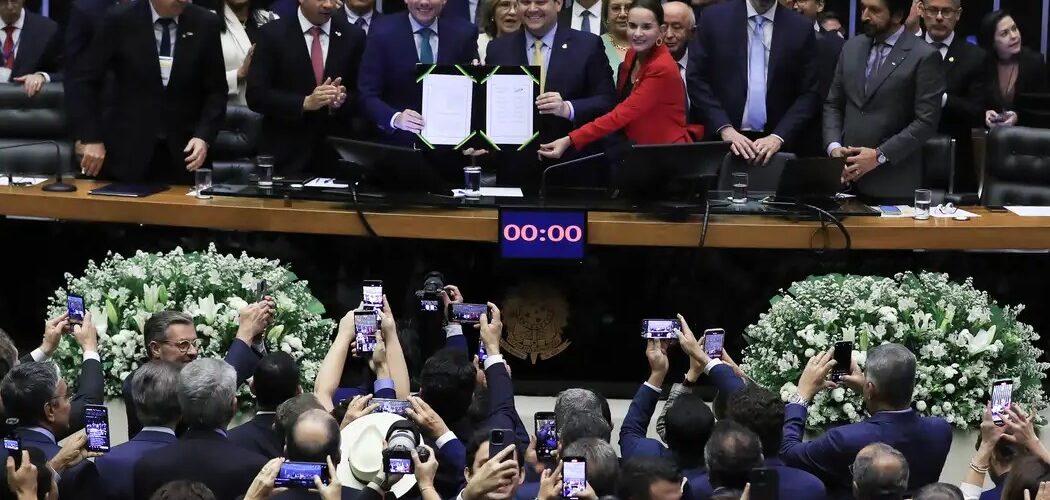 Política: Congresso promulga PEC que altera regras de pagamento dos precatórios
