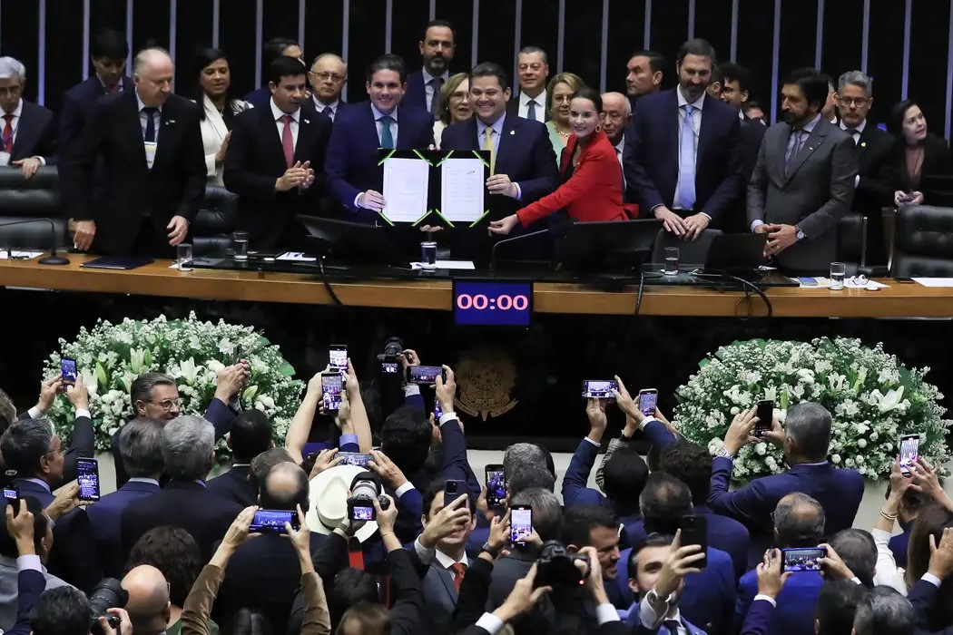 Política: Congresso promulga PEC que altera regras de pagamento dos precatórios