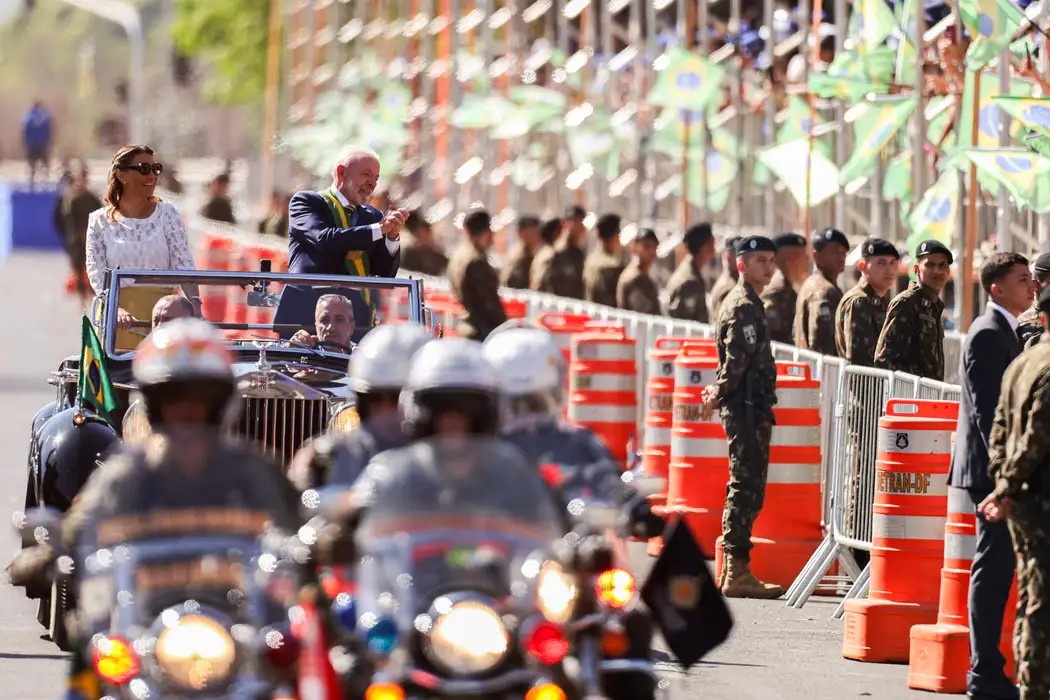 Lula abre desfile de 7 de Setembro sob gritos de “sem anistia” e mensagem de soberania