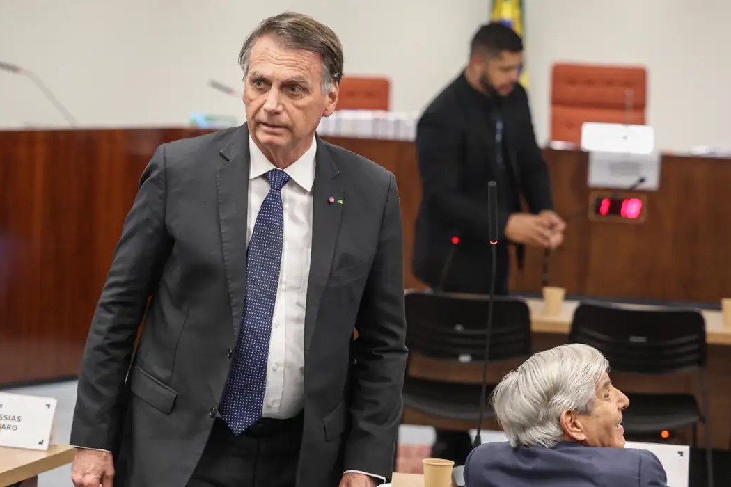 Justiça: Defesa de Bolsonaro pede revisão da pena e aponta cerceamento de defesa no STF