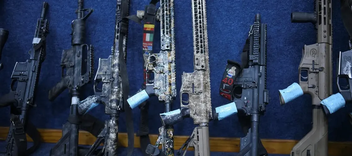 Guerra no Rio: Fuzis apreendidos em megaoperação no Rio ultrapassam R$ 5 milhões em valor estimado