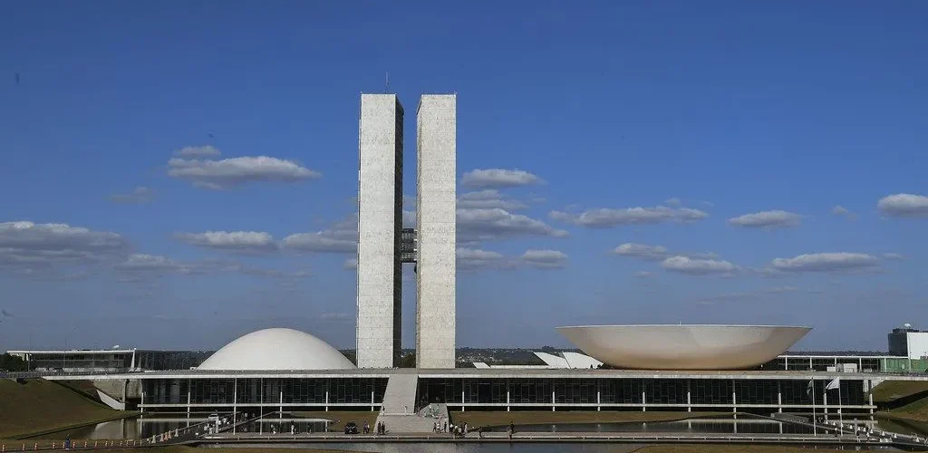 Política: Governo inicia punições a parlamentares infiéis e reorganiza base aliada no Congresso