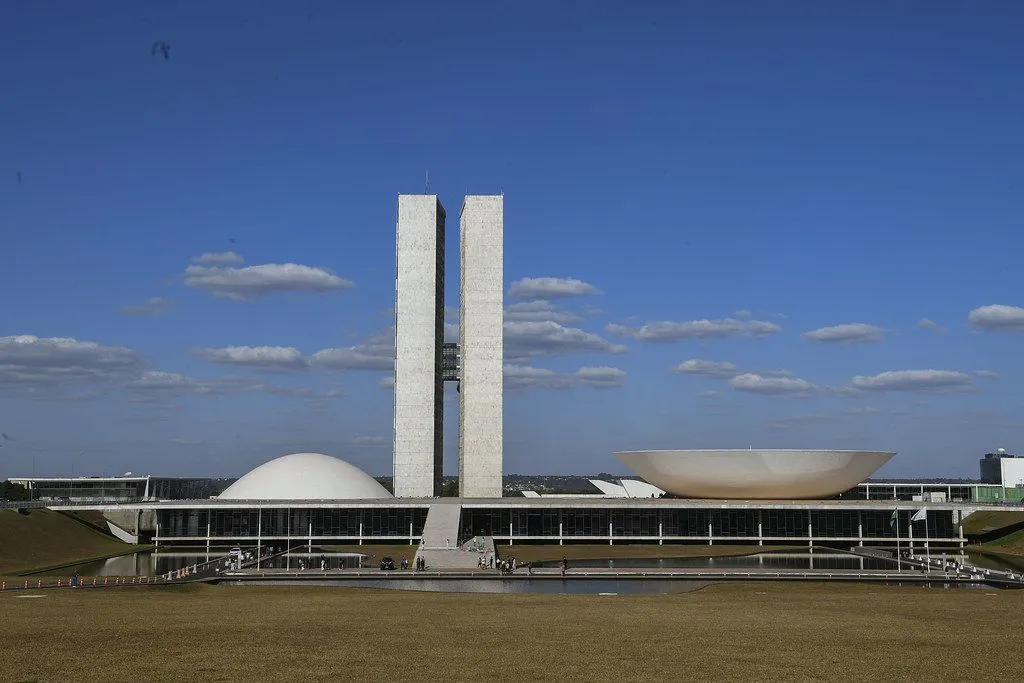 Política: Governo inicia punições a parlamentares infiéis e reorganiza base aliada no Congresso
