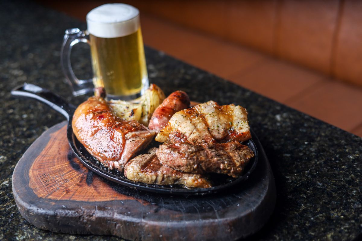 Gastronomia: Cervejaria Turatti Varjota realiza noites de churrasco com chope artesanal liberado em Fortaleza