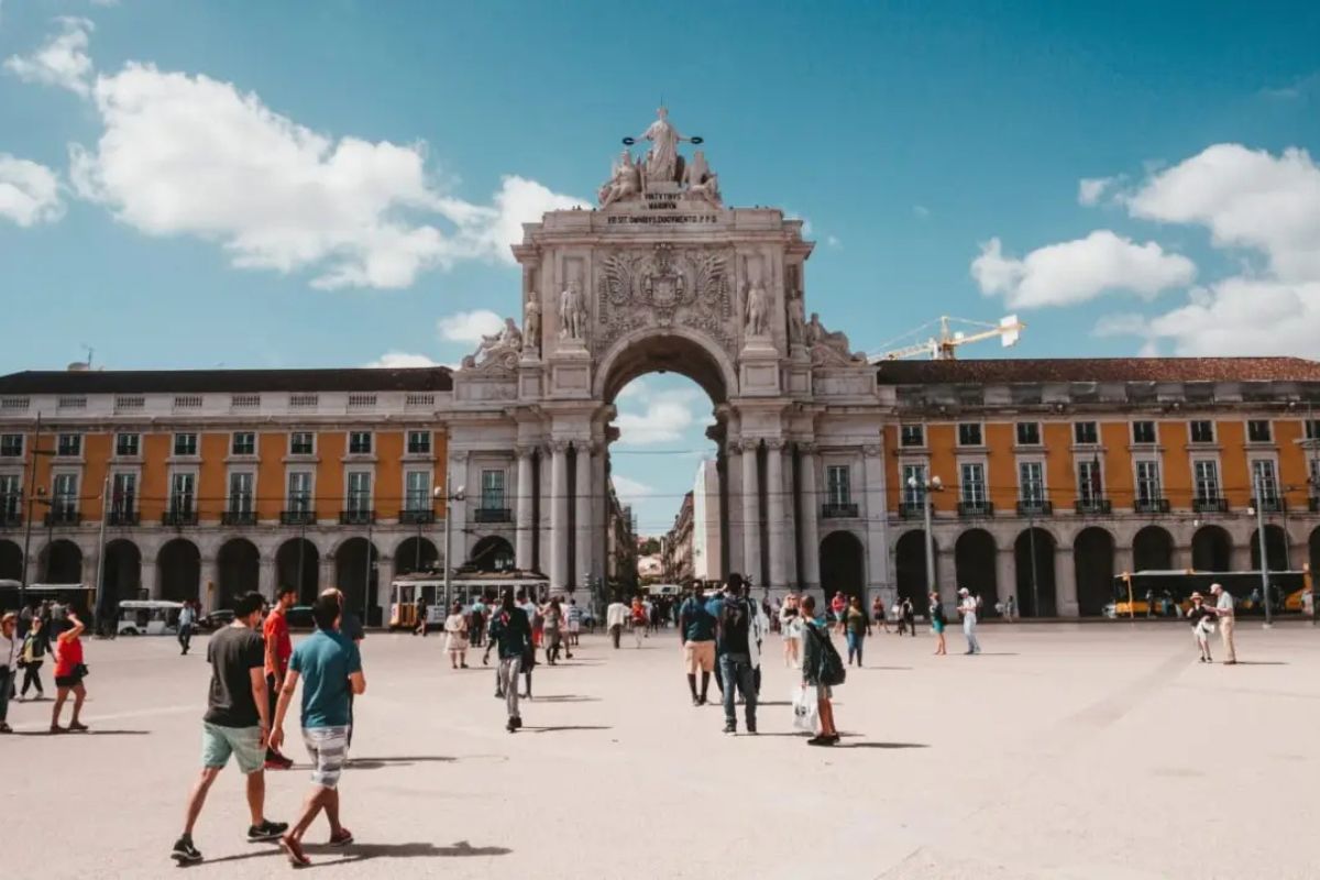 Internacional: Portugal suspende emissão de vistos de trabalho e nova regra afeta milhares de brasileiros