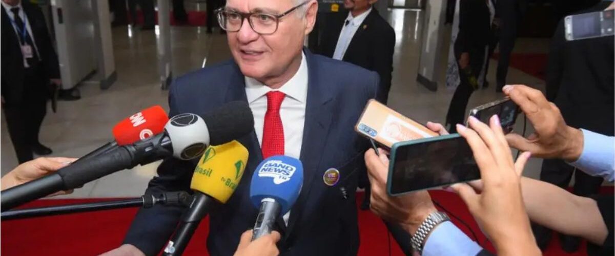 Política: Renan Calheiros deve apresentar relatório sobre isenção do Imposto de Renda na próxima semana