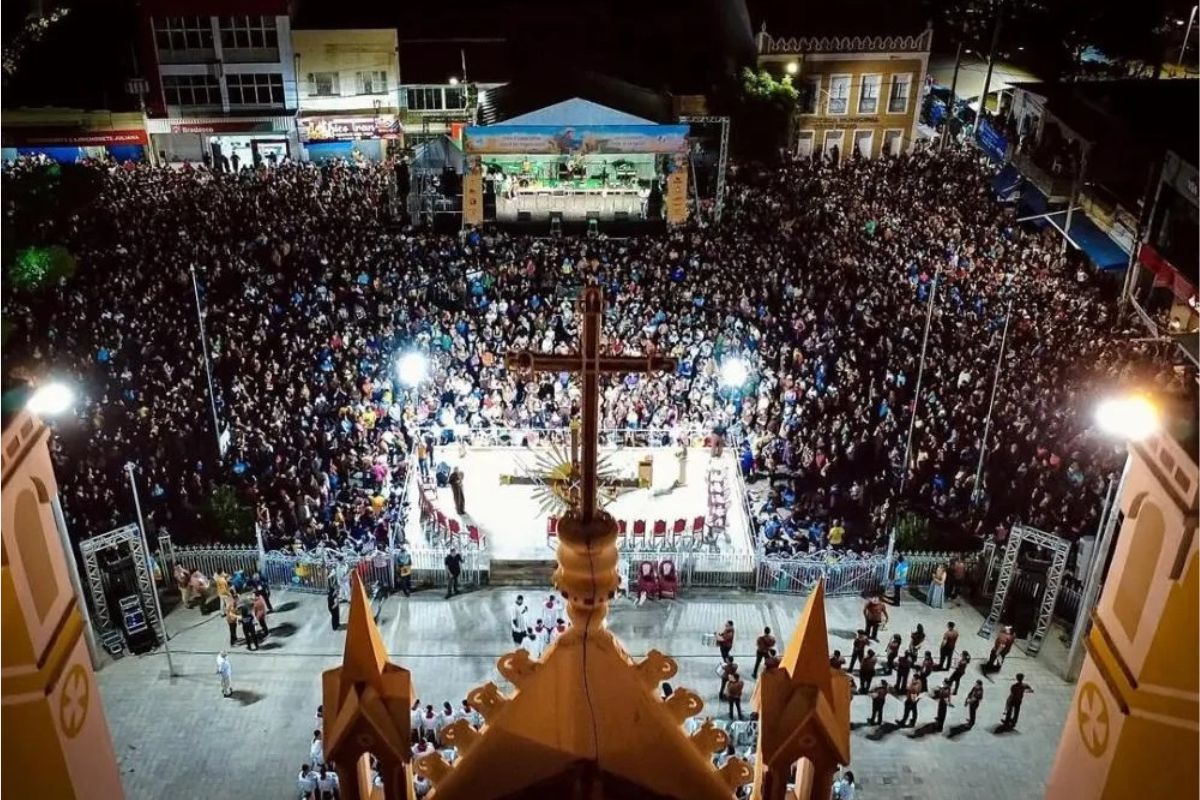 Religião: Festa de São Francisco em Canindé reúne 120 mil fiéis no encerramento da novena