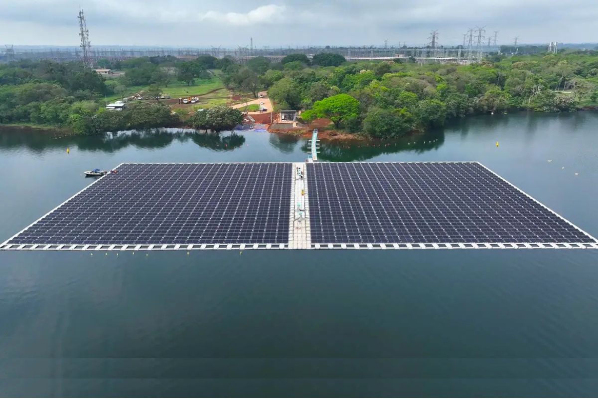 Infraestrutura: Itaipu conclui montagem de “ilha solar” flutuante que vai gerar energia limpa no Rio Paraná