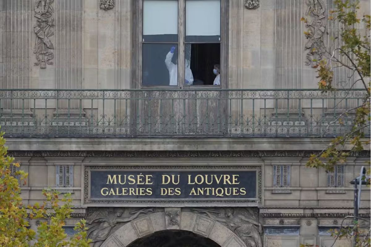 Internacional: Roubo histórico no Museu do Louvre choca a França e fecha o museu em Paris