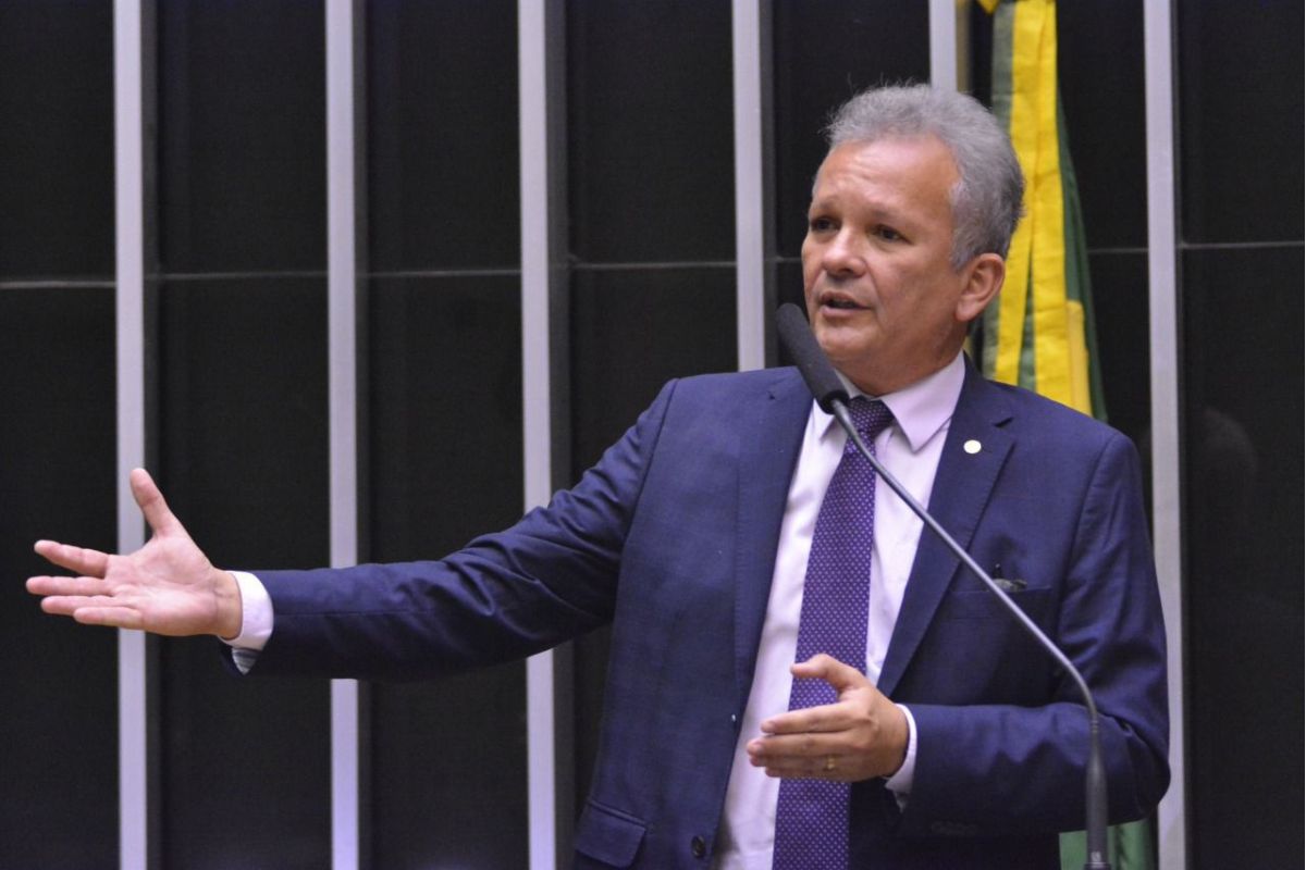 Política: Projeto de André Figueiredo que reduz prazo para compra de táxi com isenção de IPI é aprovado na Câmara