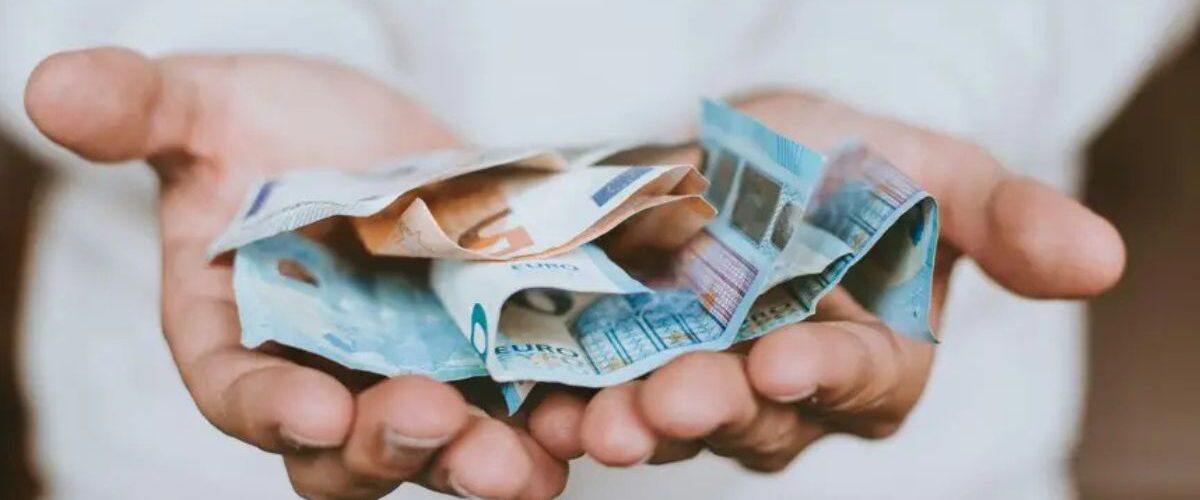 Economia: Concorrência entre fintechs e bancos reduz o “preço do dinheiro” e torna crédito mais barato no Brasil