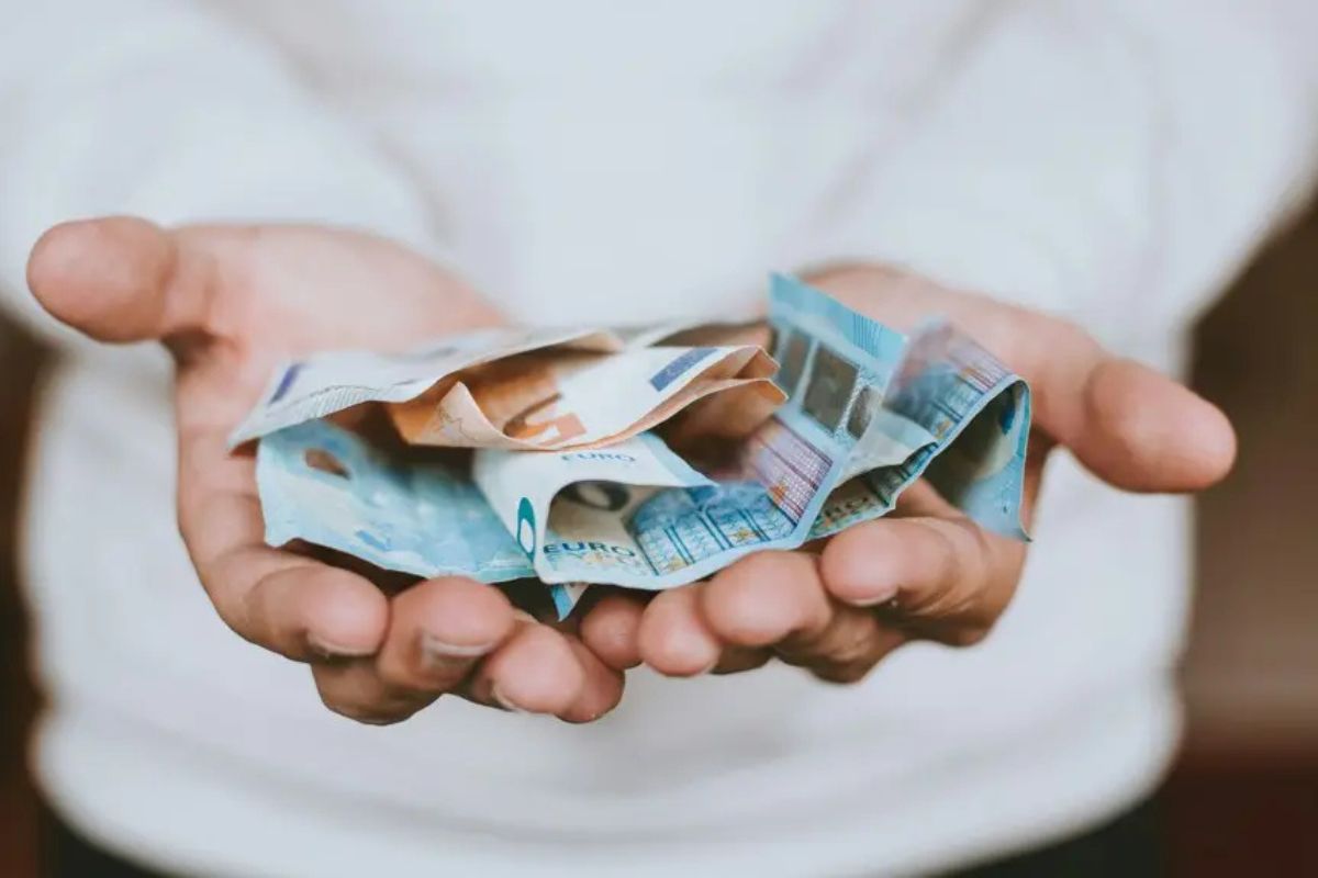 Economia: Concorrência entre fintechs e bancos reduz o “preço do dinheiro” e torna crédito mais barato no Brasil