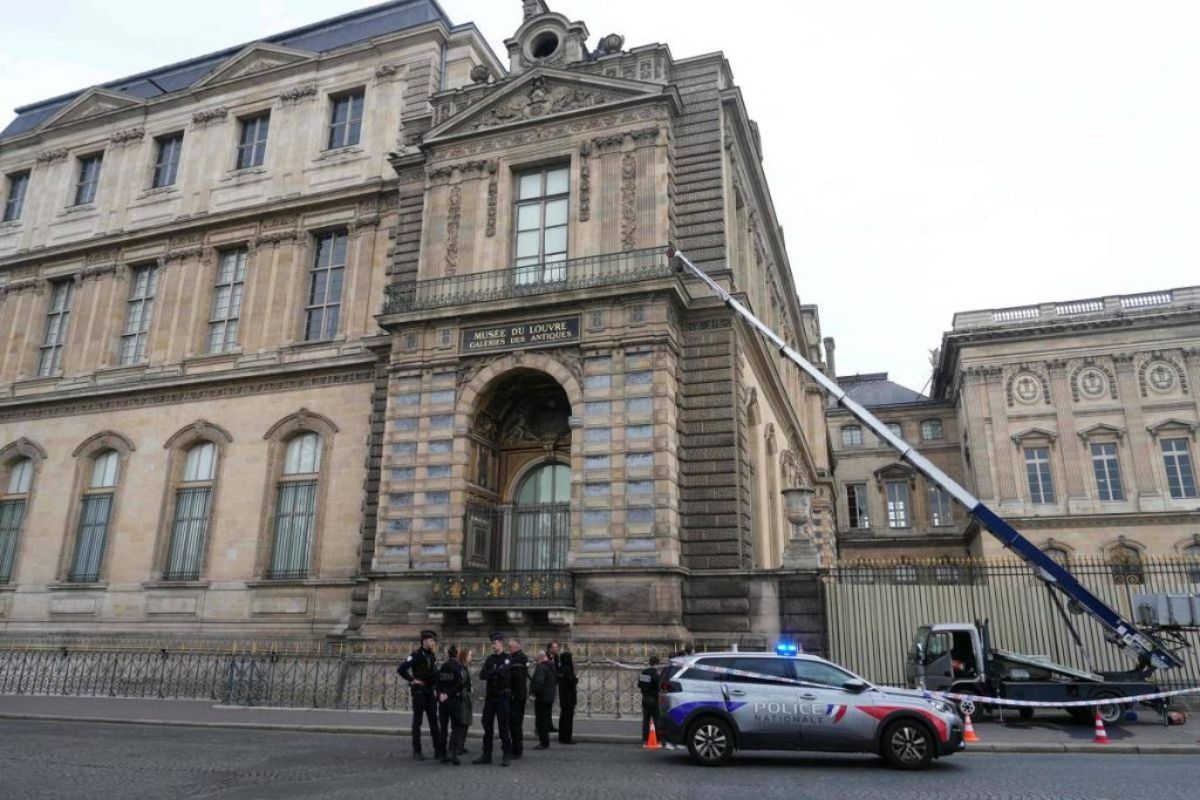 Investigação: Polícia francesa prende dois suspeitos de roubo das joias da coroa do Museu do Louvre