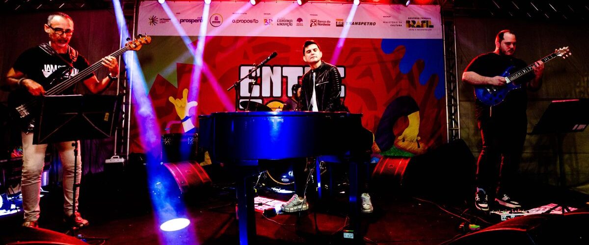 Show: Paulo Rodrigo encanta Aracaju com espetáculo da turnê “Aquarela do Brasil”