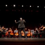 Espetáculo: Orquestra Jacques Klein e Coral Vozes de Iracema encantam com trilhas sonoras do cinema em noite solidária no Teatro RioMar Fortaleza