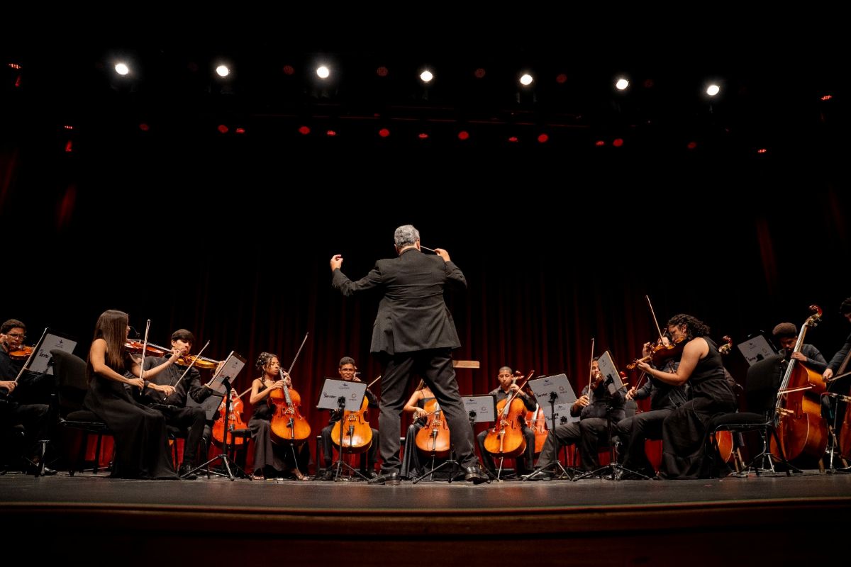 Espetáculo: Orquestra Jacques Klein e Coral Vozes de Iracema encantam com trilhas sonoras do cinema em noite solidária no Teatro RioMar Fortaleza
