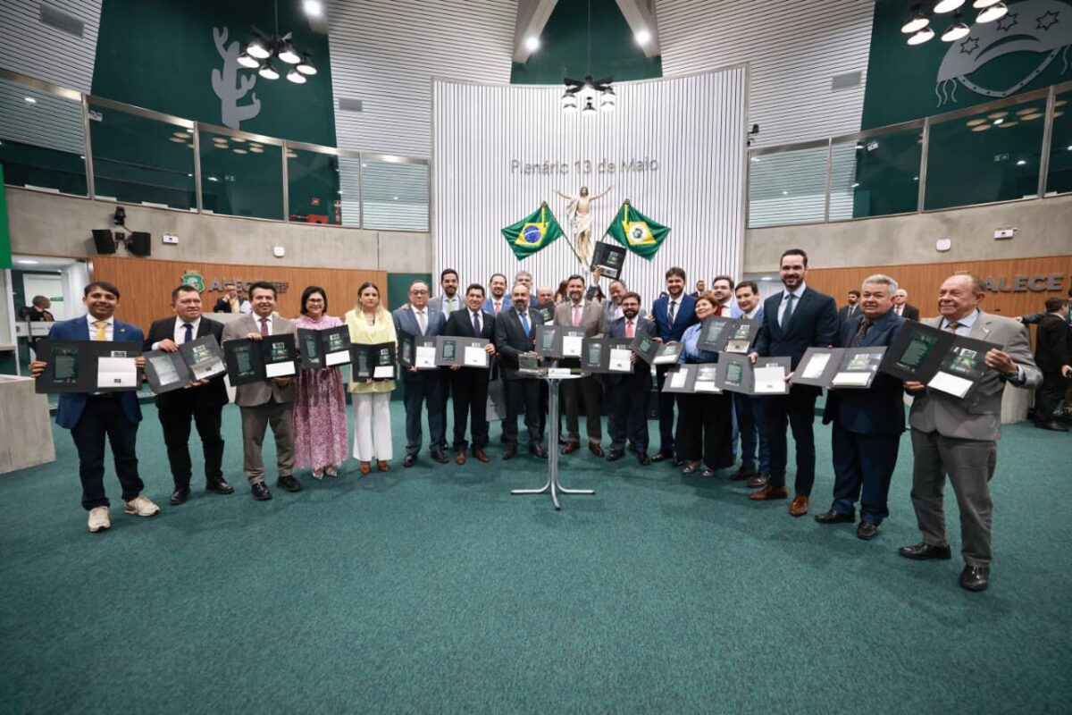 Política: Alece lança selo e carimbo comemorativos aos 190 anos em parceria com os Correios