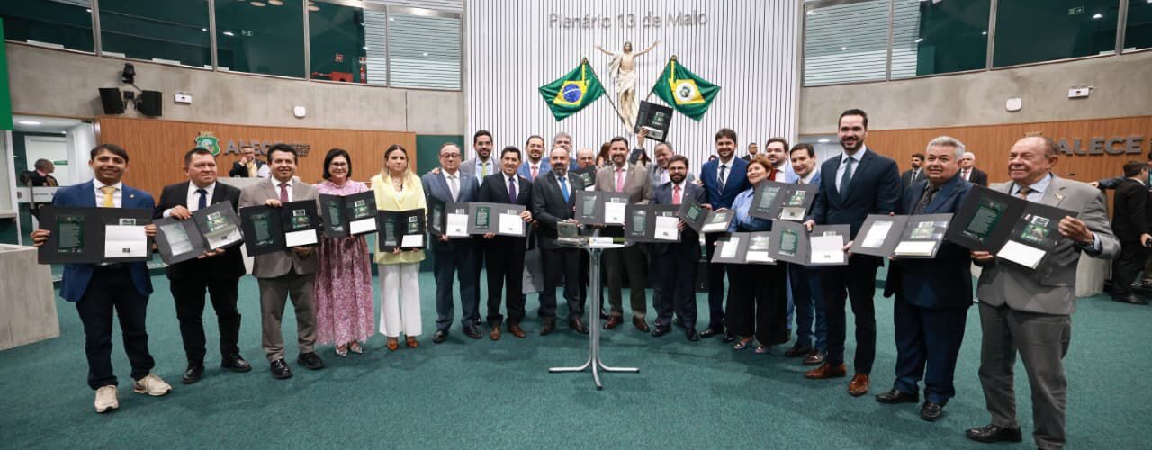 Política: Alece lança selo e carimbo comemorativos aos 190 anos em parceria com os Correios