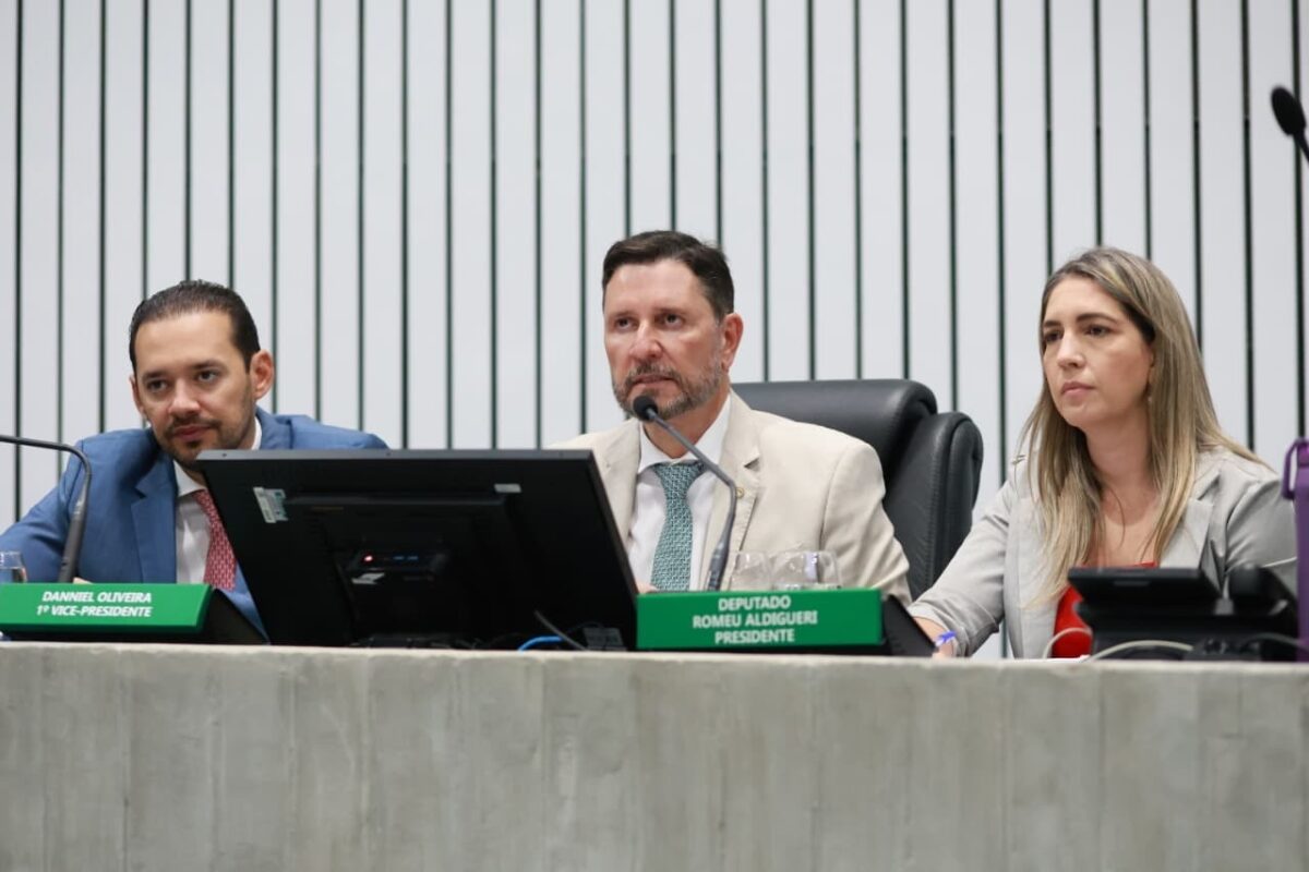 Política: Alece aprova PEC que prorroga contratos de professores temporários da UVA até junho de 2026