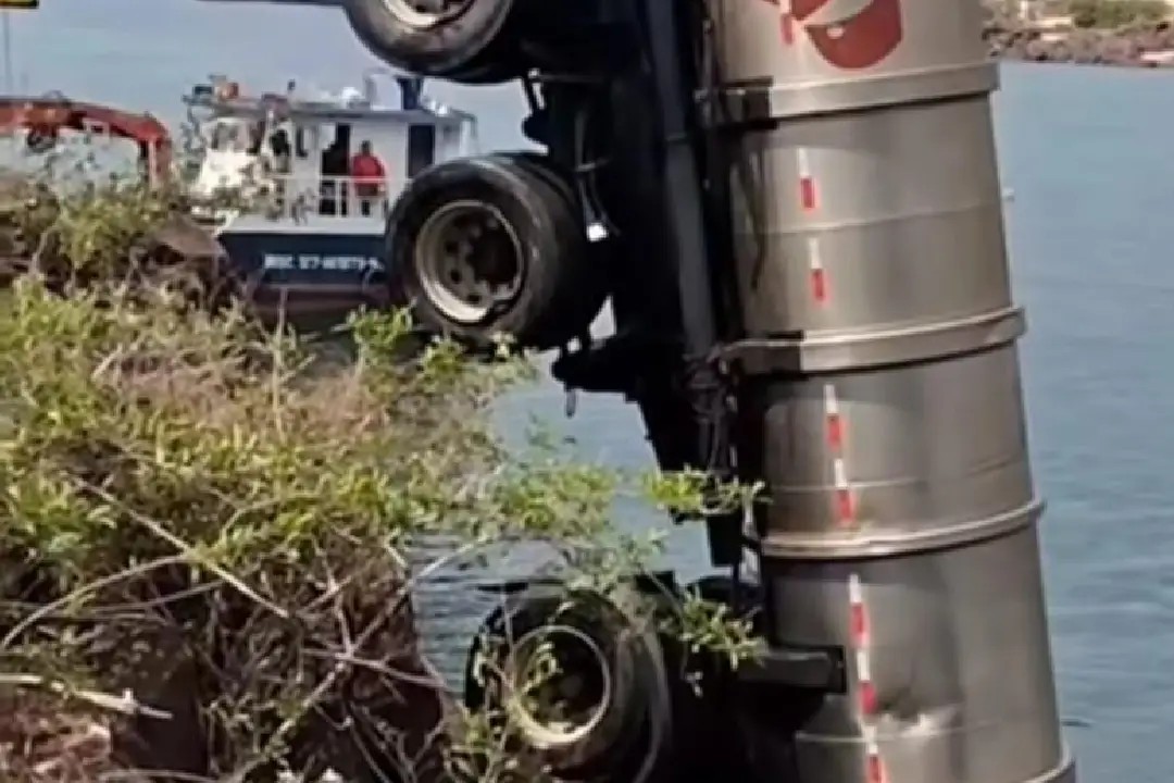 Meio Ambiente: Carreta com ácido sulfúrico é retirada do Rio Tocantins dez meses após colapso da Ponte JK