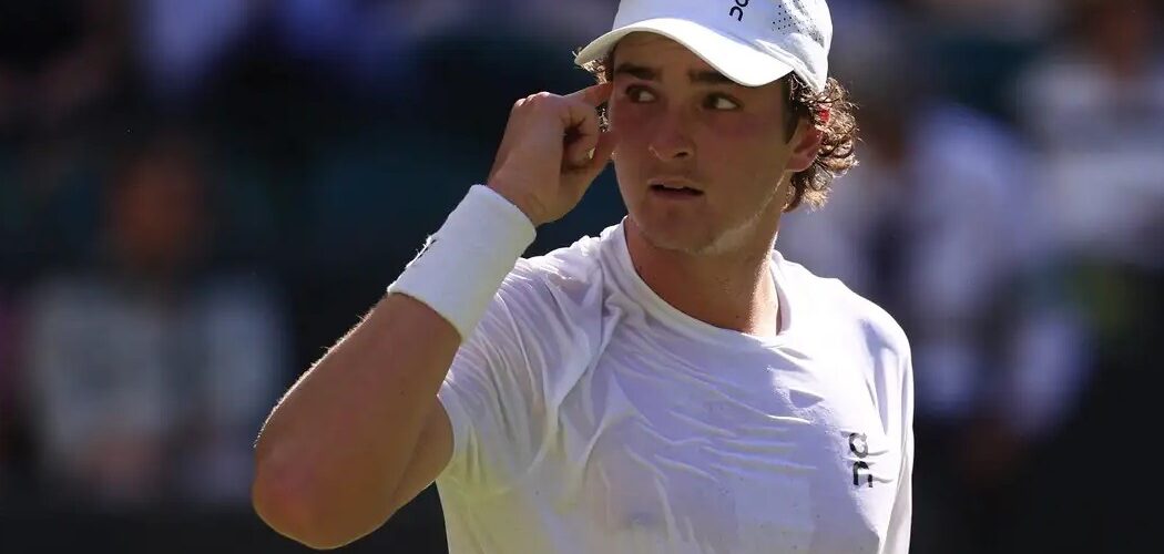 Tênis: João Fonseca encerra temporada de 2025 para tratar de lesão nas costas