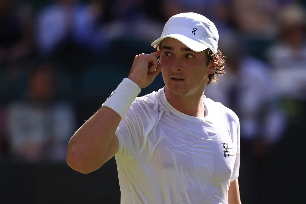 Tênis: João Fonseca encerra temporada de 2025 para tratar de lesão nas costas