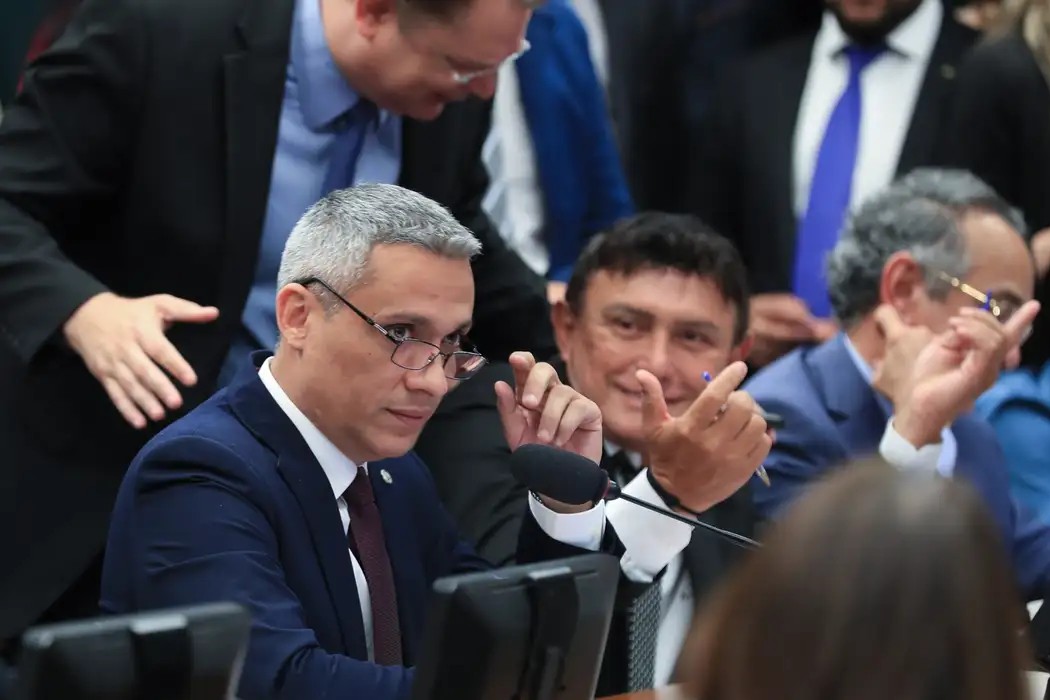 Política: Câmara aprova suspensão de ação penal contra deputado Gustavo Gayer no STF