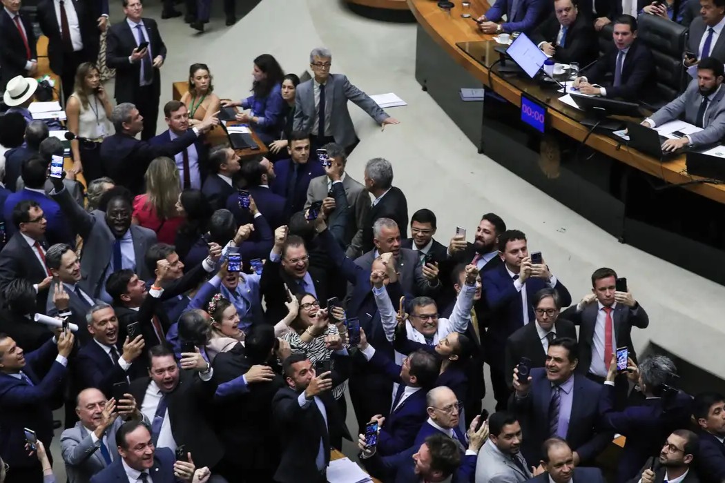 Política: Câmara derrota governo e deixa caducar MP que aumentava tributos e previa arrecadação de R$ 20 bilhões