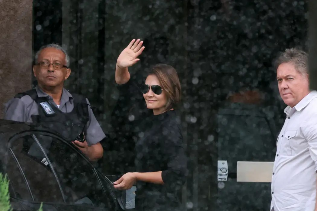 Justiça: Michelle Bolsonaro visita ex-presidente Jair Bolsonaro na PF após autorização do STF