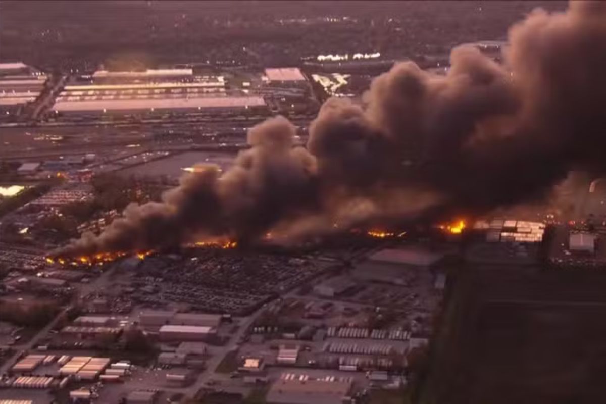 Tragédia: Avião de carga da UPS cai em Louisville, nos EUA, e deixa sete mortos