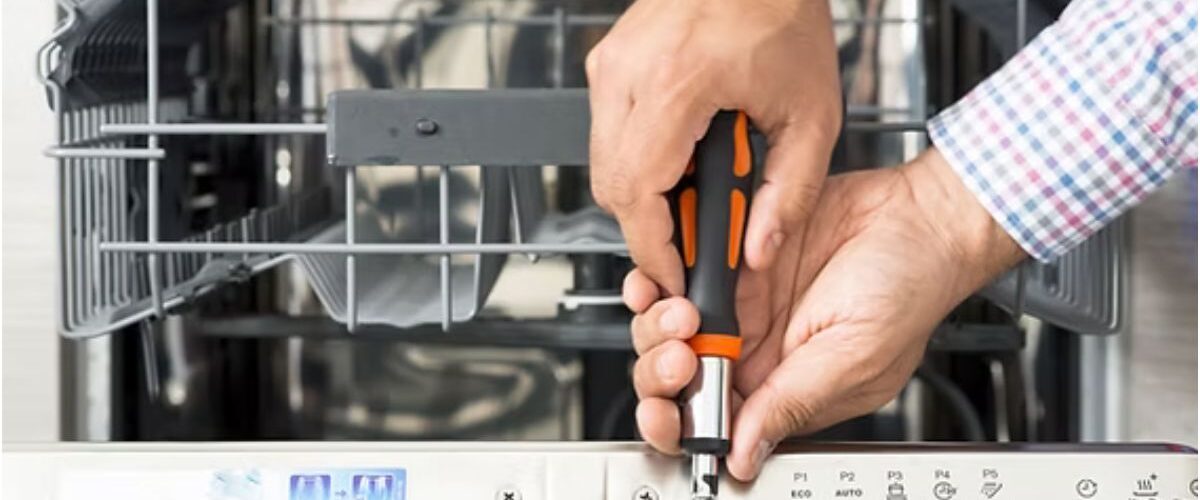 Consertar ou comprar um novo? Especialistas explicam quando vale a pena reparar sua TV, geladeira ou micro-ondas