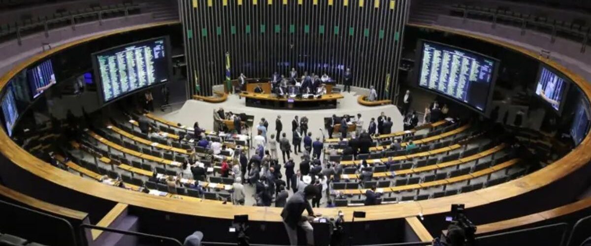 Política: Câmara retoma tentativa de votar projeto Antifacção em meio a impasse entre governo e bancada de direita