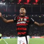 Futebol: Flamengo goleia Bragantino no Maracanã, abre quatro pontos e fica perto do título do Brasileirão 2025
