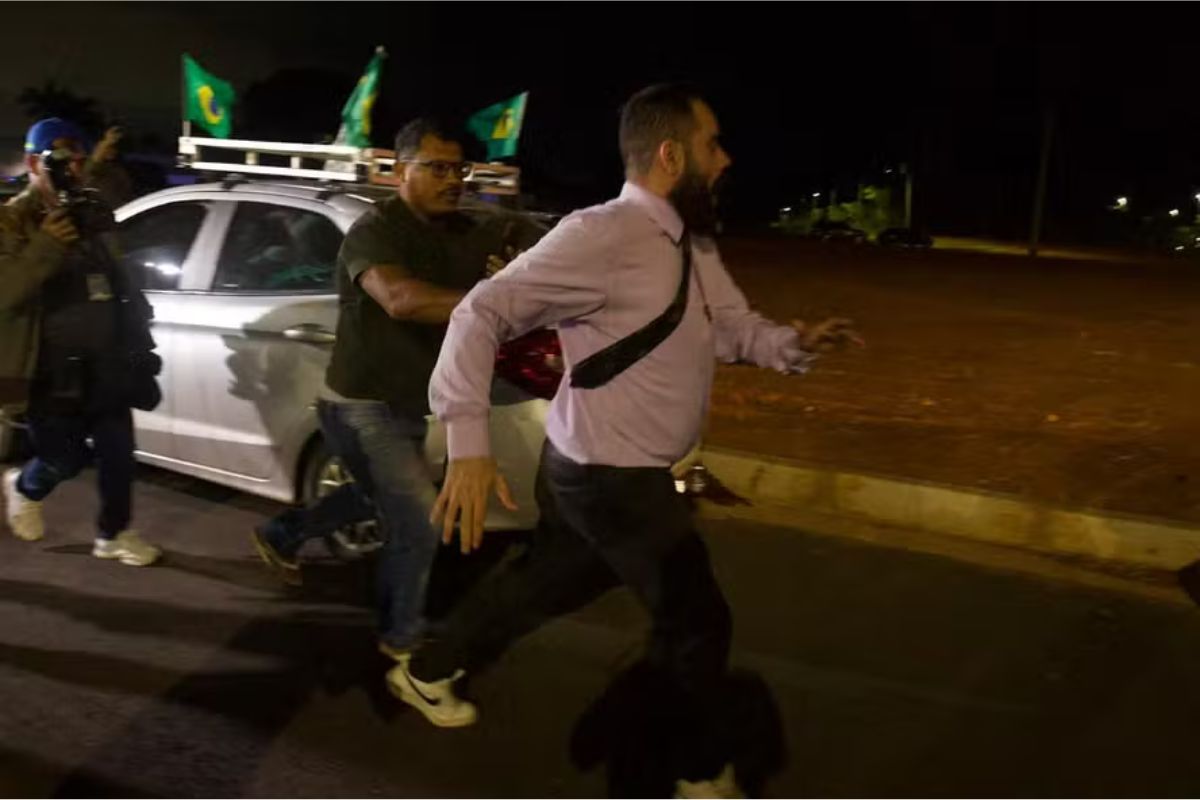 Tensão: Vigília pró-Bolsonaro termina em confusão após discurso por prisão do ex-presidente em Brasília