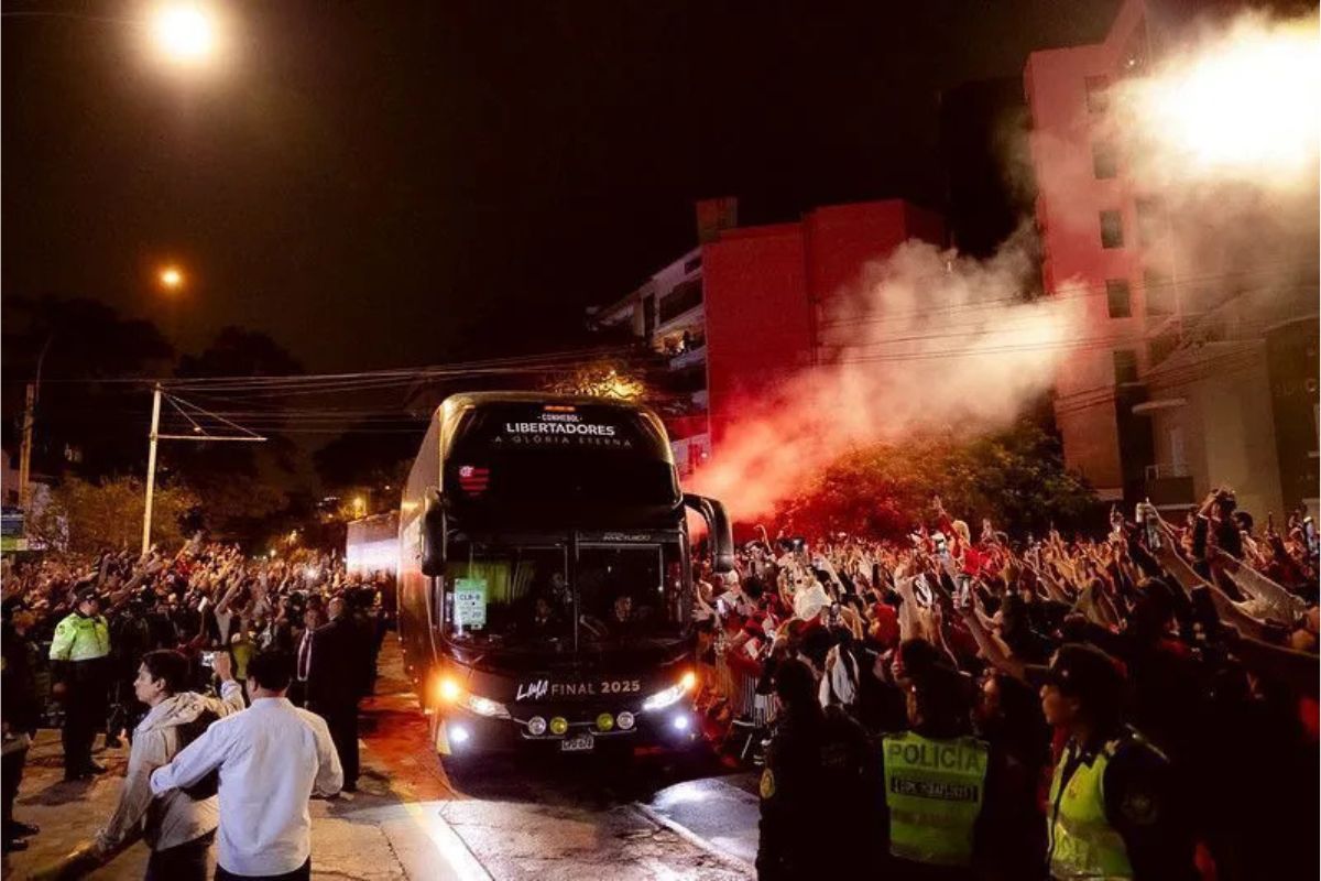 Decisão: Torcedores transformam Lima em palco de festa para recepcionar Flamengo e Palmeiras na final da Libertadores