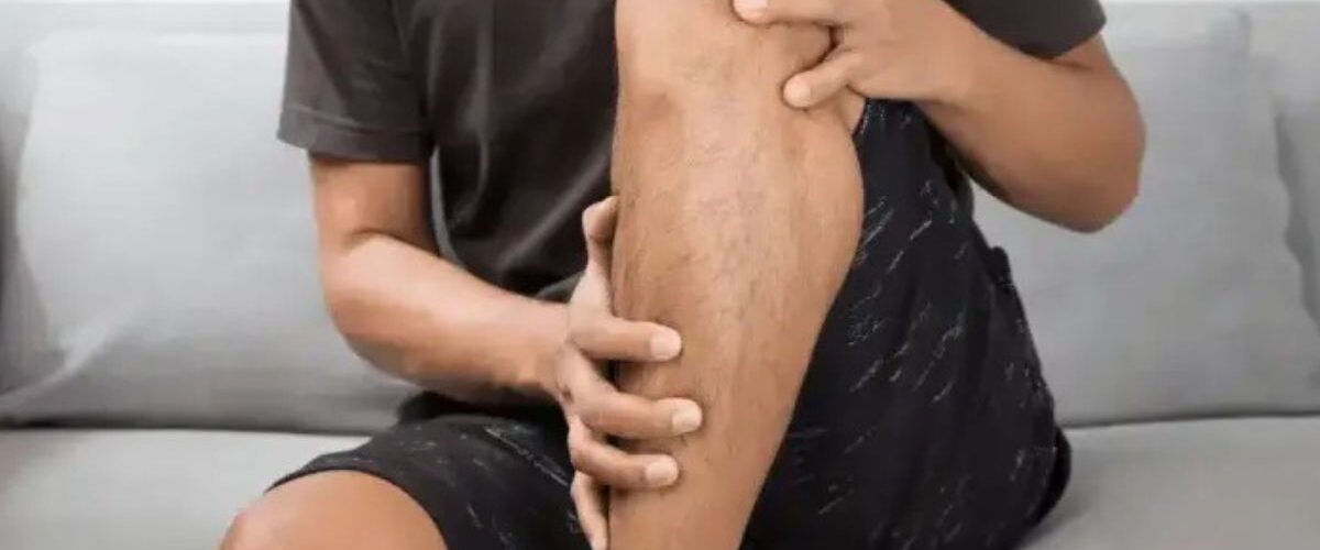 Saúde: Trabalhar em pé por longos períodos aumenta risco de lesões ósseas e articulares, alertam especialistas