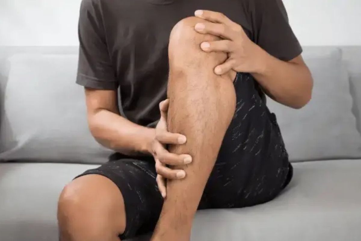 Saúde: Trabalhar em pé por longos períodos aumenta risco de lesões ósseas e articulares, alertam especialistas