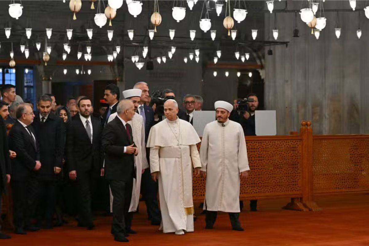 Religião: Papa Leão XIV visita Mesquita Azul descalço em Istambul, mas não realiza oração no local