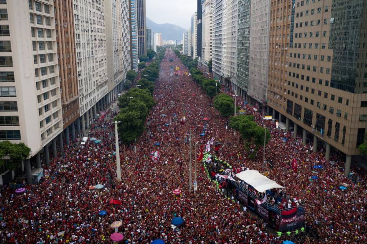 Comemoração: Festa do tetra da Libertadores do Flamengo reúne multidão no Circuito Preta Gil no Centro do Rio