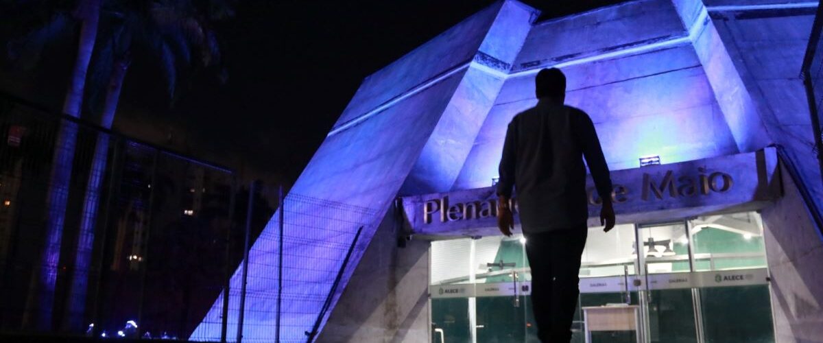 Prevenção: Alece ilumina fachada do Plenário 13 de Maio em apoio ao Novembro Azul