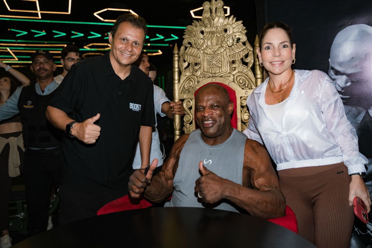 Homenagem: Ronnie Coleman visita CT Greenlife e assina placa de homenagem em espaço dedicado ao ícone do fisiculturismo